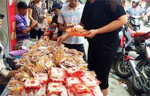 Banh-trung-thu-gia-re-khong-co-han-su-dung-tran-lan