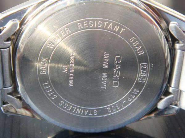 Kiem-tra-tho-so-duoc-dieu-khac-tren-dong-ho