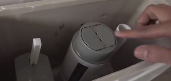 Phao-cap-va-nut-nhan-ben-trong-deu-co-logo-cua-nha-san-xuat