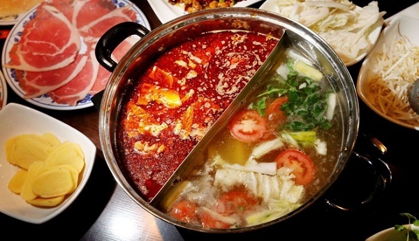 Quan sát màu sắc nồi lẩu Quan sát màu sắc nồi lẩu