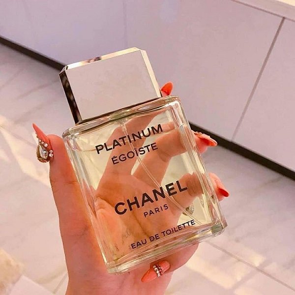 Phan biet nuoc hoa that gia bang cach nao?